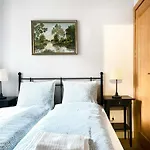 Welcoming Apartments With Bedrooms And Air Conditioning, City Center
