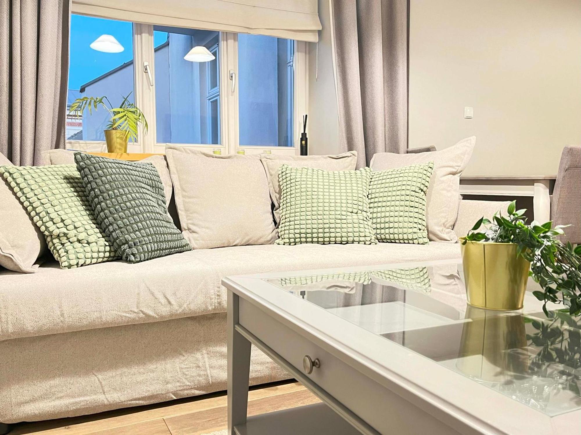 Welcoming With Bedrooms And Air Conditioning, Center *