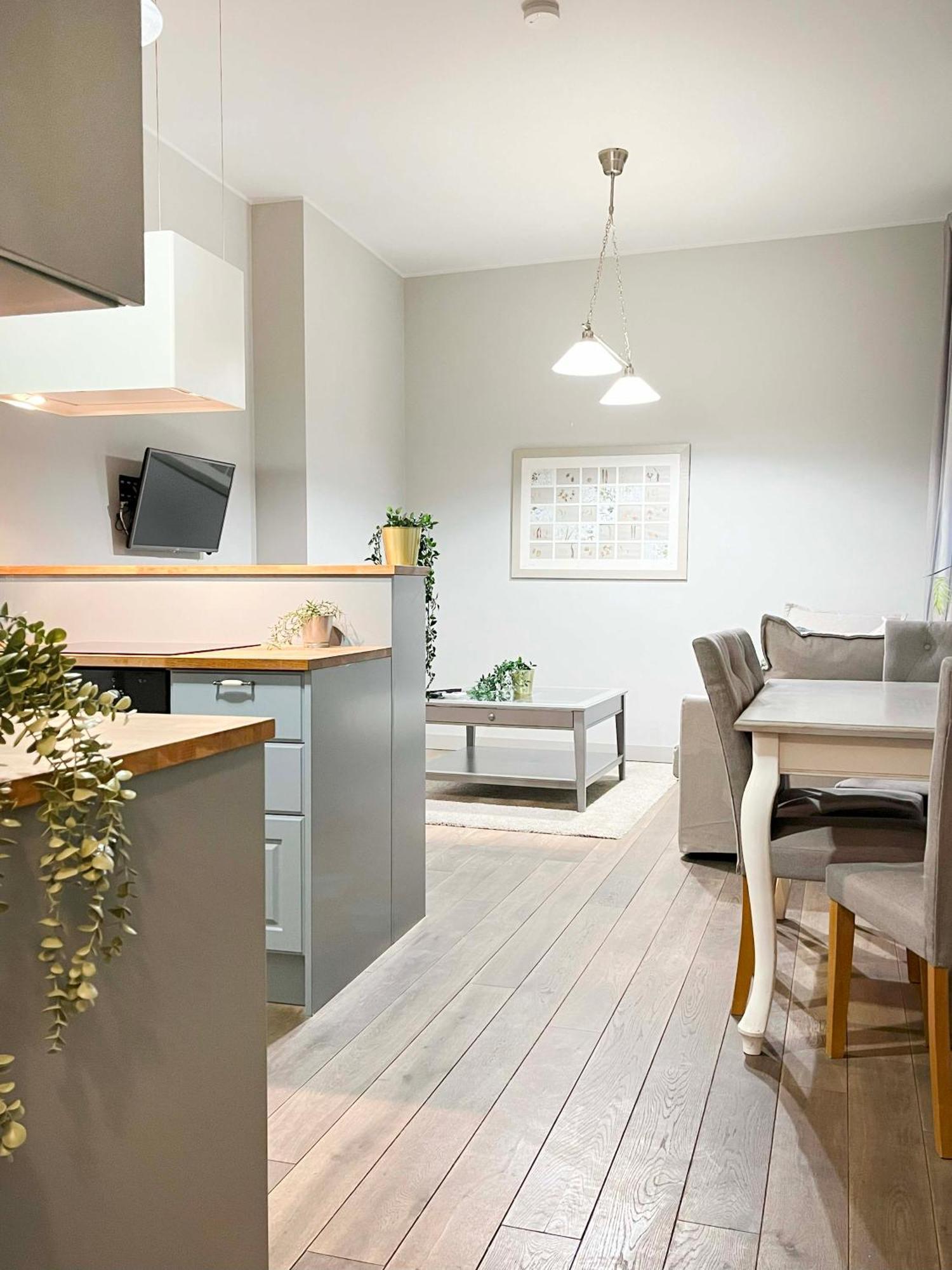 Apartment Welcoming With Bedrooms And Air Conditioning, Center *