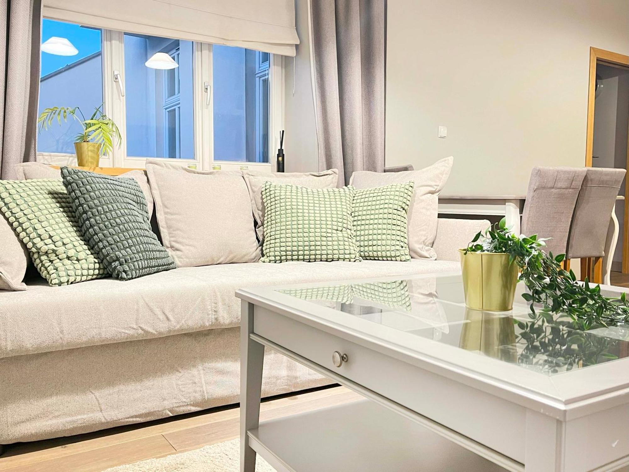 Apartment Welcoming With Bedrooms And Air Conditioning, Center *