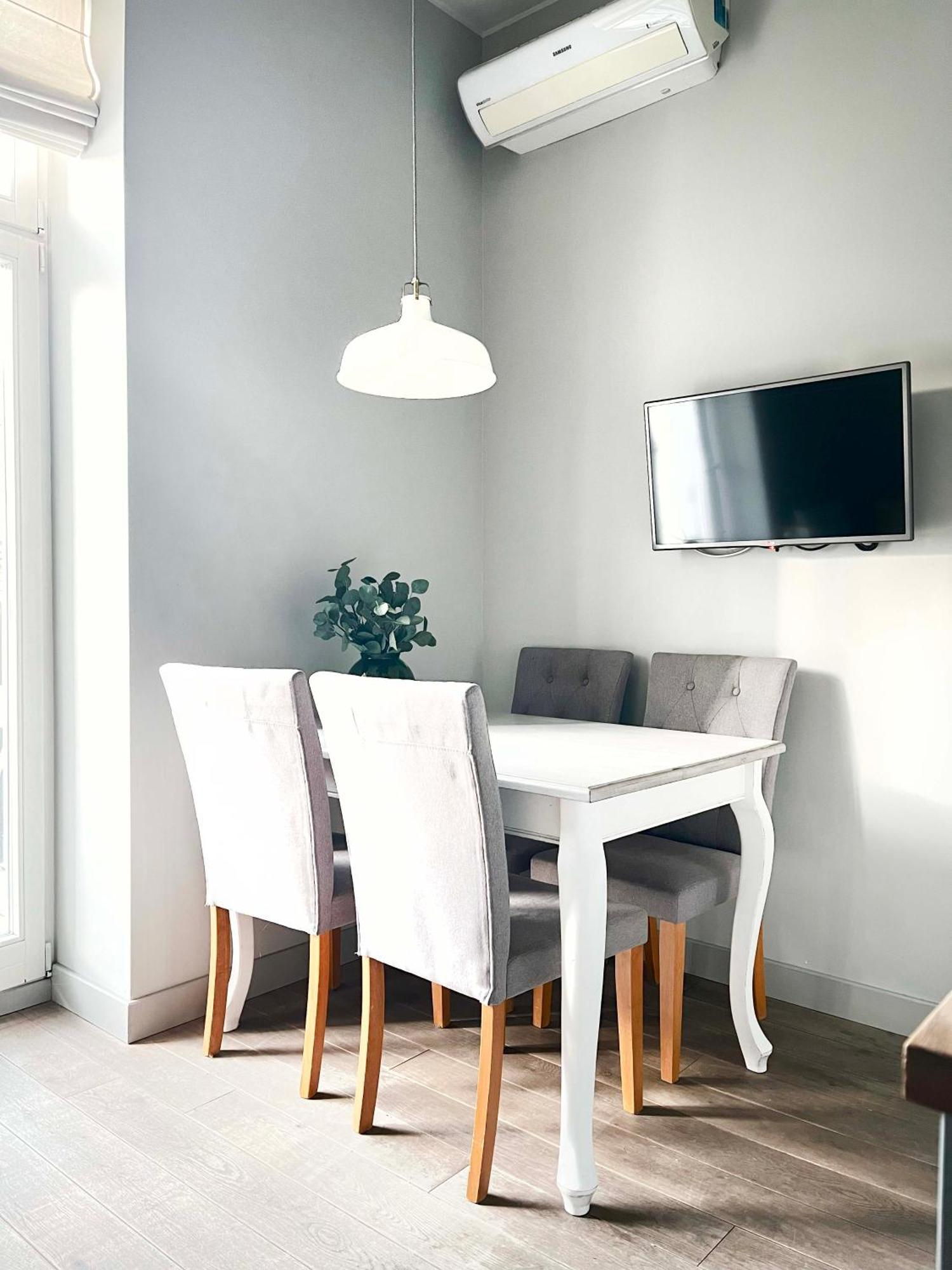 Apartment Welcoming With Bedrooms And Air Conditioning, Center *