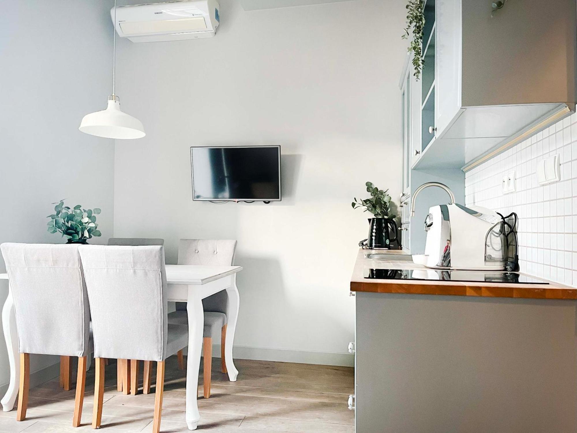 Apartment Welcoming With Bedrooms And Air Conditioning, Center *